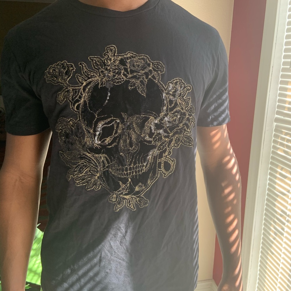 Black skull shirt (detailed).